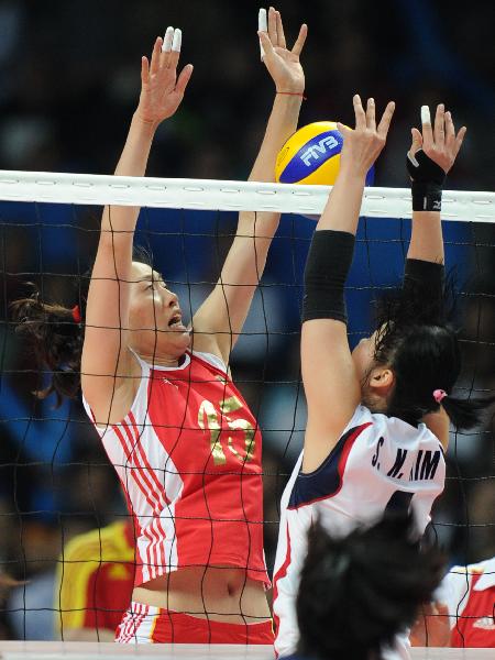 Chinese Ma Yunwen (L) competes during the women&apos;s finals match of Volleyball against South Korea at the 16th Asian Games in Guangzhou, south China&apos;s Guangdong Province, Nov. 27, 2010. [Xinhua]