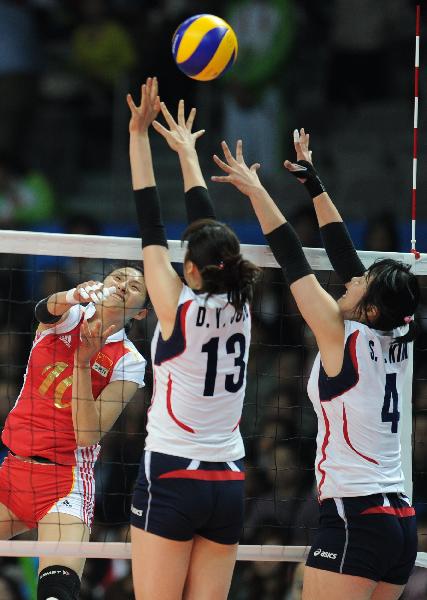 Chinese Li Juan (L) competes during the women&apos;s final match of Volleyball against South Korea at the 16th Asian Games in Guangzhou, south China&apos;s Guangdong Province, Nov. 27, 2010.