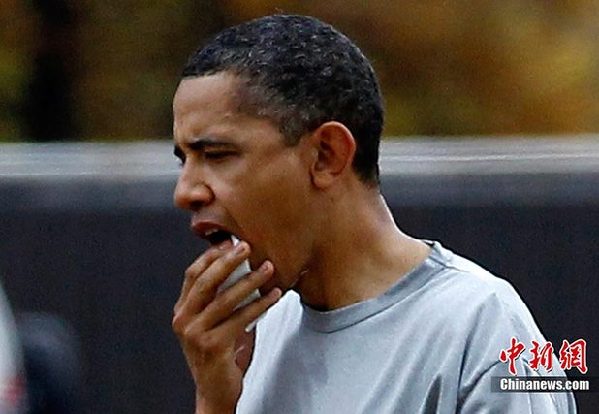 US President Barack Obama walks back to his car after playing basketball at Fort McNair in Washington, Nov 26, 2010. [Chinanews.cn]