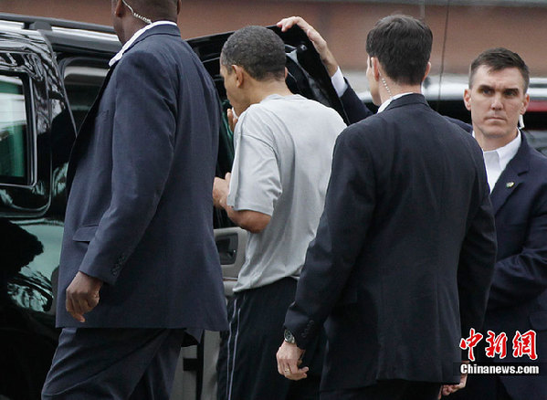 US President Barack Obama walks back to his car after playing basketball at Fort McNair in Washington, Nov 26, 2010. [Chinanews.com]