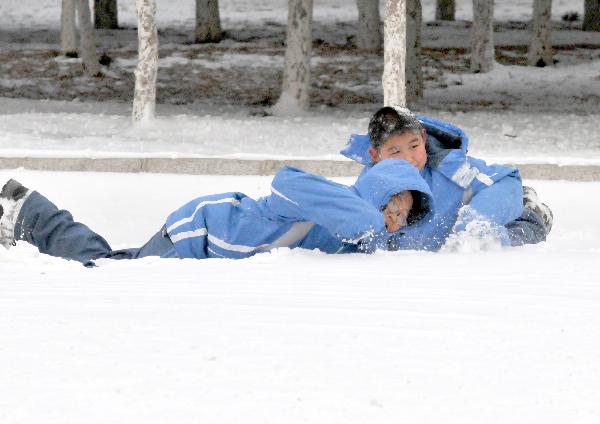 Children play with each other on a snow-covered street in Changchun, capital of northeast China&apos;s Jilin Province, Nov. 27, 2010. Snowfall hit most parts of the province on Saturday with temperature drop of up to 9 degrees centigrade. 