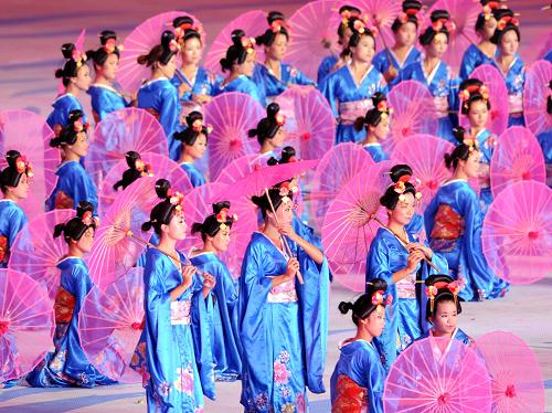 Art performance at the closing ceremony of the 16th Asian Games, held in Guangzhou on Saturday evening.[Xinhua]