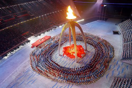 Art performance at the closing ceremony of the 16th Asian Games, held in Guangzhou on Saturday evening.[Xinhua]