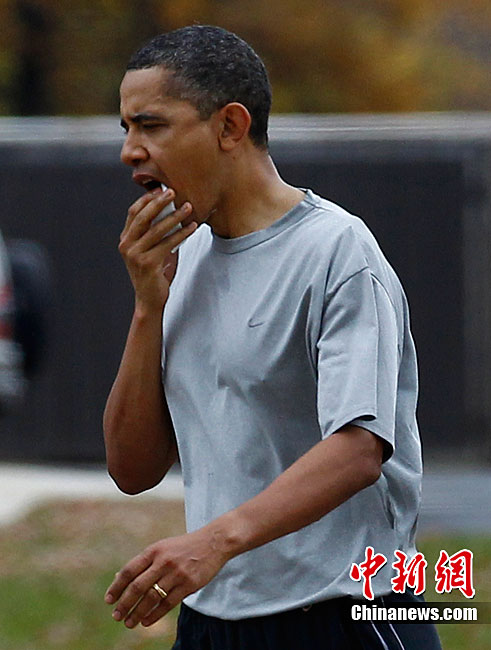 US President Barack Obama walks back to his car after playing basketball at Fort McNair in Washington, Nov 26, 2010. [Chinanews.com]