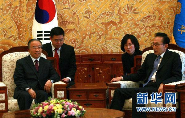 South Korean President Lee Myung-bak (right) on Sunday met with visiting Chinese State Councilor Dai Bingguo in Seoul's presidential office Cheong Wa Dae.