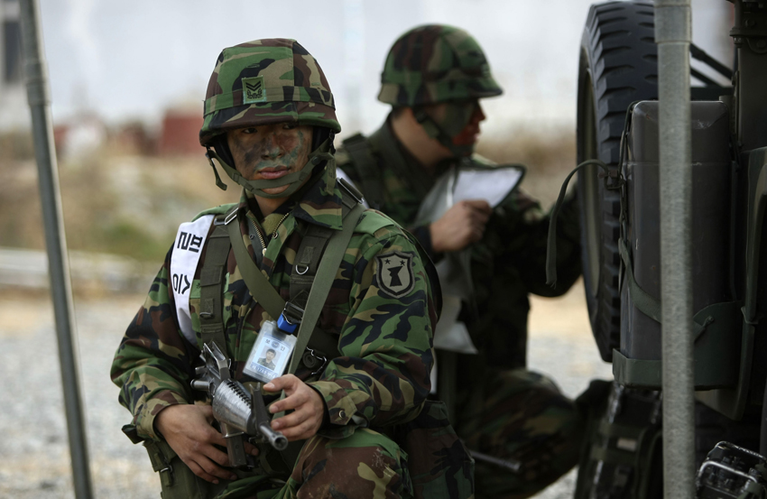 South Korean army soldiers take part in an exercise before a marines landing drill at Mallipo beach in Taean, about 170km (106 miles) southwest of Seoul, November 28, 2010. [Xinhua]