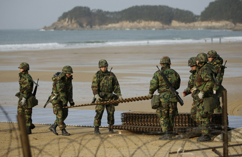 South Korean army soldiers take part in an exercise before a marines landing drill at Mallipo beach in Taean, about 170km (106 miles) southwest of Seoul, November 28, 2010. [Xinhua]