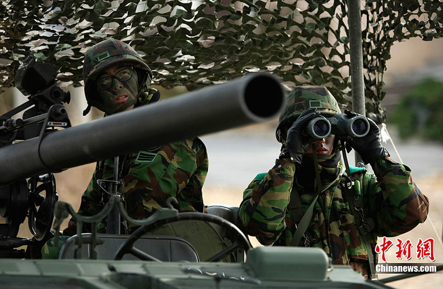 South Korean army soldiers take part in an exercise before a marines landing drill at Mallipo beach in Taean, about 170km (106 miles) southwest of Seoul, November 28, 2010. [Chinanews.com]