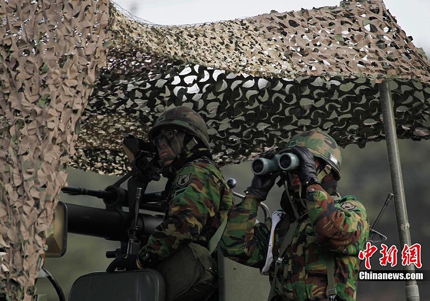 South Korean army soldiers take part in an exercise before a marines landing drill at Mallipo beach in Taean, about 170km (106 miles) southwest of Seoul, November 28, 2010. [Chinanews.com]