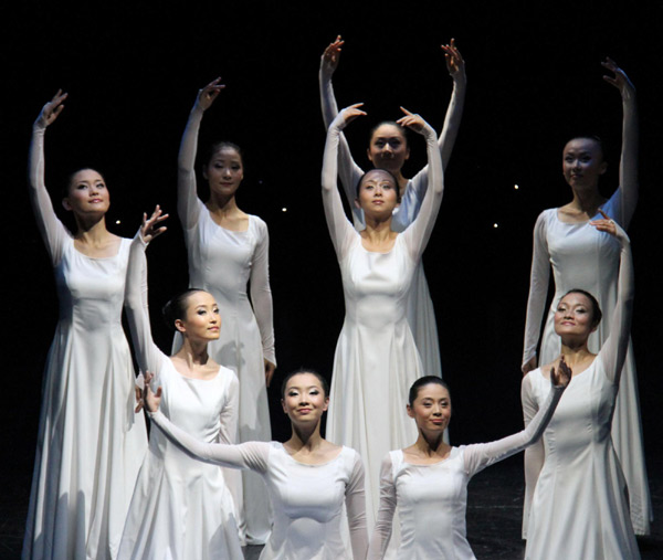 Dancers from the China Disabled People&apos;s Performing Art Troupe perform a sign language dance in Wellington, New Zealand, Nov 28, 2010. [Xinhu]