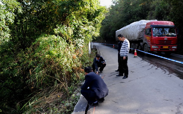 Policemen work at the accident site in Shiping County, southwest China&apos;s Yunnan Province, Nov. 28, 2010. [Xinhu]