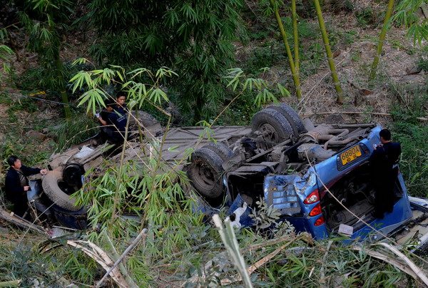 Policemen work at the accident site in Shiping County, southwest China&apos;s Yunnan Province, Nov. 28, 2010. [Xinhu] 