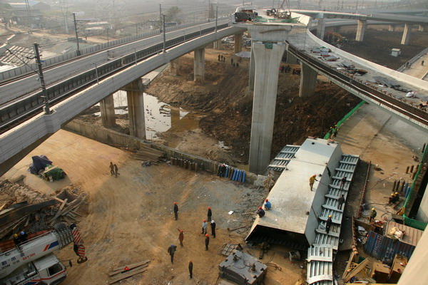 Steel box girders being used to build an overpass on a bridge overturned on Nov.19 night, killing seven workers and injuring another three in Nanjing, capital of East China&apos;s Jiangsu province. The seven victims were working 10 meters above the ground on the steel box girders for the bridge, which was still under construction, when the accident took place at about 8:30 pm on Friday. [China Daily]