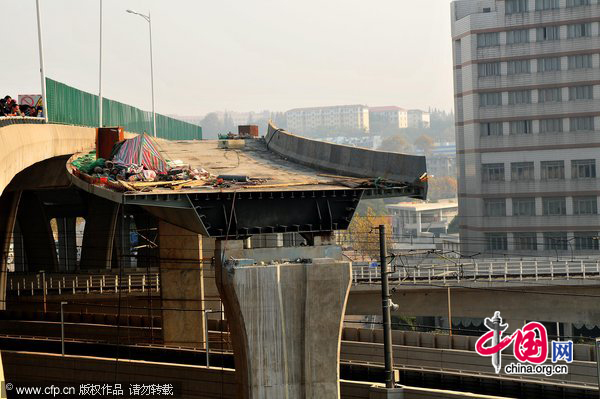 Steel box girders being used to build an overpass on a bridge overturned on Nov.19 night, killing seven workers and injuring another three in Nanjing, capital of East China&apos;s Jiangsu province. [CFP] 