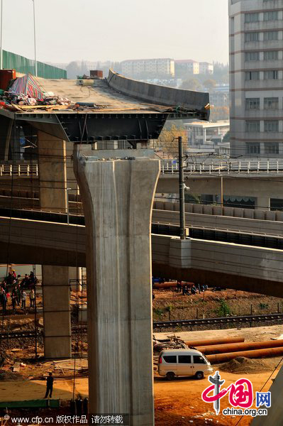 Steel box girders being used to build an overpass on a bridge overturned on Nov.19 night, killing seven workers and injuring another three in Nanjing, capital of East China&apos;s Jiangsu province. [CFP] 