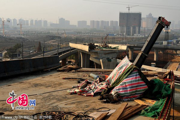 Steel box girders being used to build an overpass on a bridge overturned on Nov.19 night, killing seven workers and injuring another three in Nanjing, capital of East China&apos;s Jiangsu province. [CFP] 