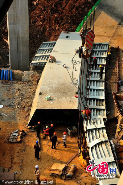 Steel box girders being used to build an overpass on a bridge overturned on Nov.19 night, killing seven workers and injuring another three in Nanjing, capital of East China&apos;s Jiangsu province. [CFP] 