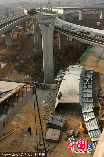 Steel box girders being used to build an overpass on a bridge overturned on Nov.19 night, killing seven workers and injuring another three in Nanjing, capital of East China&apos;s Jiangsu province. [CFP] 