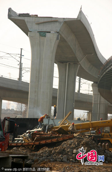 Steel box girders being used to build an overpass on a bridge overturned on Nov.19 night, killing seven workers and injuring another three in Nanjing, capital of East China&apos;s Jiangsu province. [CFP] 