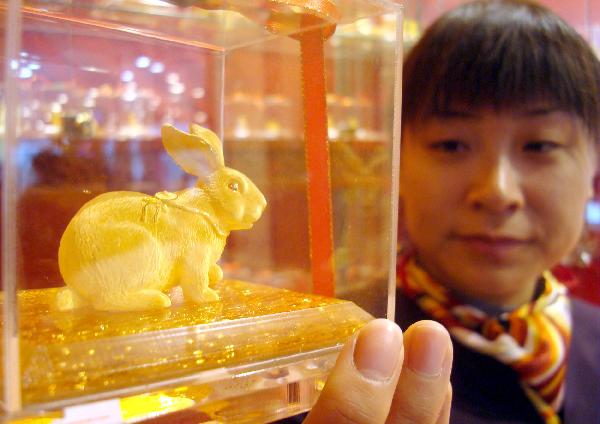 Photo taken on Nov. 27, 2010 shows a golden decoration of rabbit at a shop in Suzhou City of east China&apos;s Jiangsu Province. According to the Chinese traditional lunar calendar, it is still two months to go to embrace the Year of Rabbit, however, business operators in China have been busily engaged in promoting rabbit-related products in a hope to boost sales. [Xinhu]