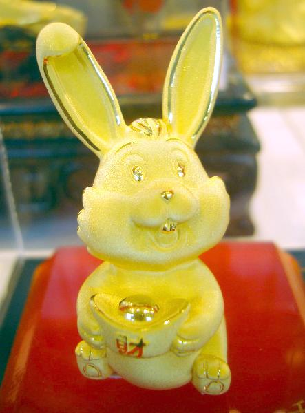 Photo taken on Nov. 27, 2010 shows a golden decoration of rabbit at a shop in Suzhou City of east China&apos;s Jiangsu Province. According to the Chinese traditional lunar calendar, it is still two months to go to embrace the Year of Rabbit, however, business operators in China have been busily engaged in promoting rabbit-related products in a hope to boost sales. [Xinhu]