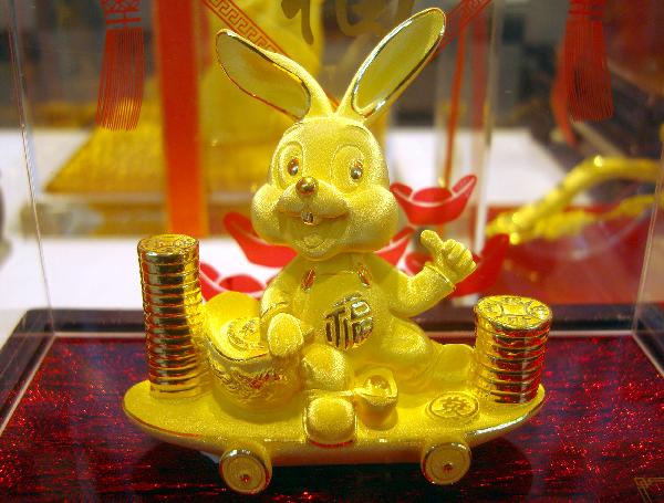 Photo taken on Nov. 27, 2010 shows a golden decoration of rabbit at a shop in Suzhou City of east China&apos;s Jiangsu Province. According to the Chinese traditional lunar calendar, it is still two months to go to embrace the Year of Rabbit, however, business operators in China have been busily engaged in promoting rabbit-related products in a hope to boost sales. [Xinhu]