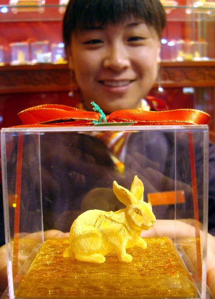 Photo taken on Nov. 27, 2010 shows a golden decoration of rabbit at a shop in Suzhou City of east China&apos;s Jiangsu Province. According to the Chinese traditional lunar calendar, it is still two months to go to embrace the Year of Rabbit, however, business operators in China have been busily engaged in promoting rabbit-related products in a hope to boost sales. [Xinhu]