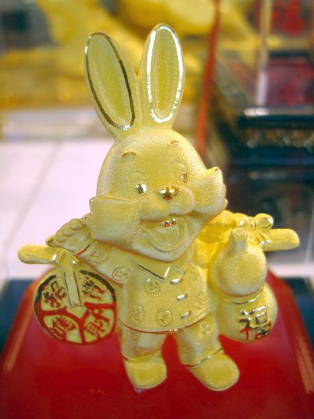 Photo taken on Nov. 27, 2010 shows a golden decoration of rabbit at a shop in Suzhou City of east China&apos;s Jiangsu Province. According to the Chinese traditional lunar calendar, it is still two months to go to embrace the Year of Rabbit, however, business operators in China have been busily engaged in promoting rabbit-related products in a hope to boost sales. [Xinhu]