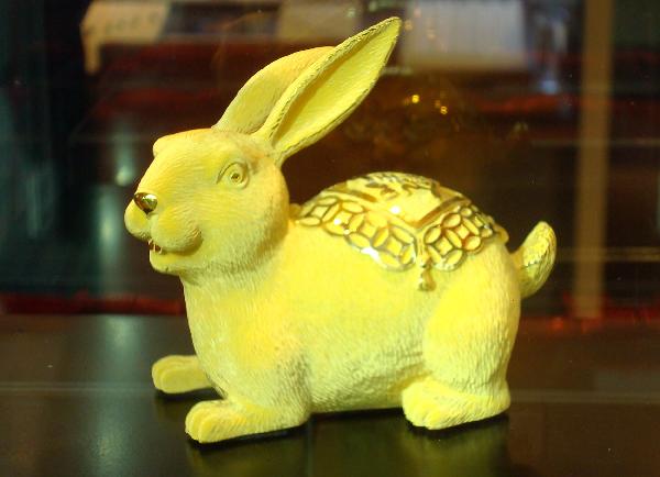 Photo taken on Nov. 27, 2010 shows a golden decoration of rabbit at a shop in Suzhou City of east China&apos;s Jiangsu Province. According to the Chinese traditional lunar calendar, it is still two months to go to embrace the Year of Rabbit, however, business operators in China have been busily engaged in promoting rabbit-related products in a hope to boost sales. [Xinhu]