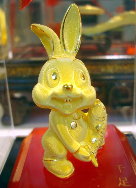 Photo taken on Nov. 27, 2010 shows a golden decoration of rabbit at a shop in Suzhou City of east China&apos;s Jiangsu Province. According to the Chinese traditional lunar calendar, it is still two months to go to embrace the Year of Rabbit, however, business operators in China have been busily engaged in promoting rabbit-related products in a hope to boost sales. [Xinhu]