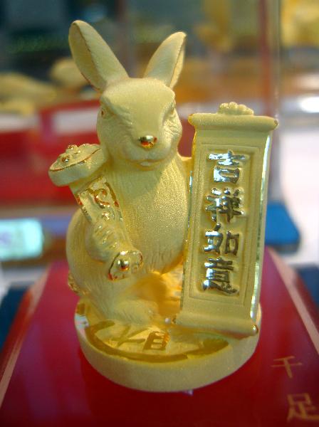 Photo taken on Nov. 27, 2010 shows a golden decoration of rabbit at a shop in Suzhou City of east China&apos;s Jiangsu Province. According to the Chinese traditional lunar calendar, it is still two months to go to embrace the Year of Rabbit, however, business operators in China have been busily engaged in promoting rabbit-related products in a hope to boost sales. [Xinhu]