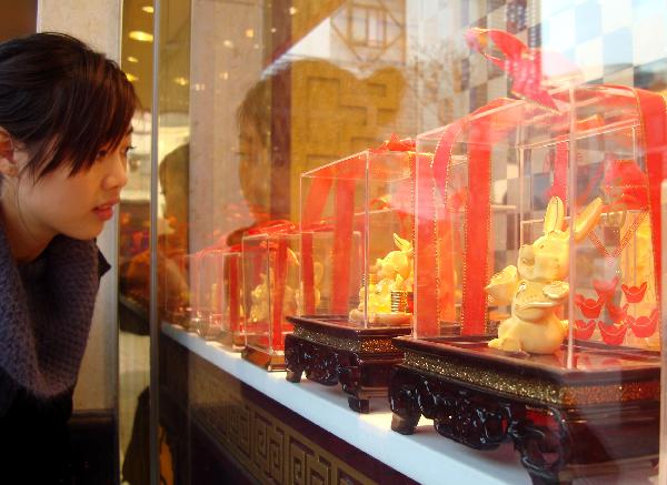 Photo taken on Nov. 27, 2010 shows a golden decoration of rabbit at a shop in Suzhou City of east China&apos;s Jiangsu Province. According to the Chinese traditional lunar calendar, it is still two months to go to embrace the Year of Rabbit, however, business operators in China have been busily engaged in promoting rabbit-related products in a hope to boost sales. [Xinhu]