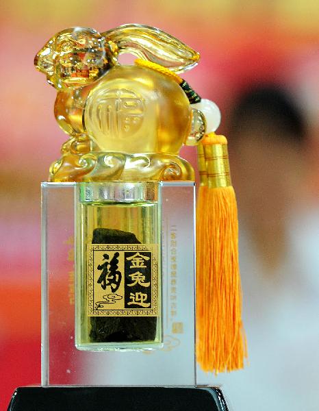 Photo taken on Nov. 28, 2010 shows a decoration of rabbit at a shopping mall in Suzhou City of east China&apos;s Jiangsu Province. According to the Chinese traditional lunar calendar, it is still two months to go to embrace the Year of Rabbit, however, business operators in China have been busily engaged in promoting rabbit-related products in a hope to boost sales. [Xinhua]