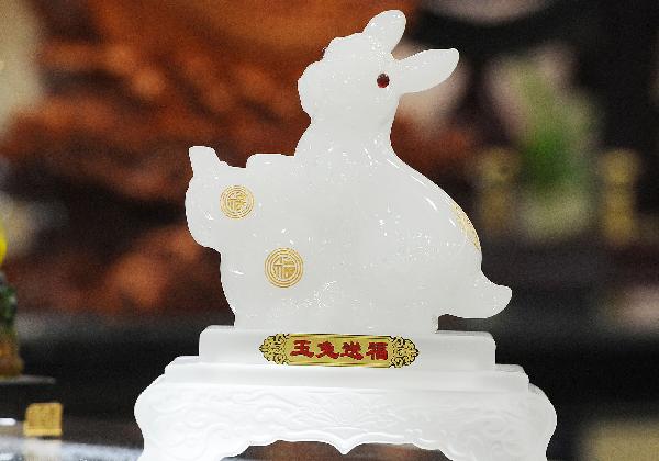 Photo taken on Nov. 28, 2010 shows a decoration of rabbit at a shopping mall in Suzhou City of east China&apos;s Jiangsu Province. According to the Chinese traditional lunar calendar, it is still two months to go to embrace the Year of Rabbit, however, business operators in China have been busily engaged in promoting rabbit-related products in a hope to boost sales. [Xinhua]