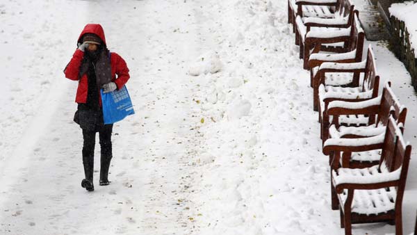 A woman walks in the snow in Princes Street gardens in Edinburgh, Scotland November 28, 2010. Freezing temperatures were recorded around the country after heavy overnight snowfalls, local media reported. [Xinhua/Reuters]