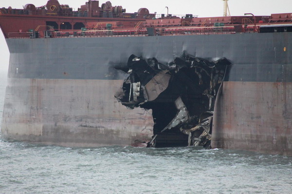 A Panamanian ship is seriously damaged after colliding with a Maltese vessel off the coast of Weihai, East China&apos;s Shandong province, Nov 29, 2010. [Xinhua]