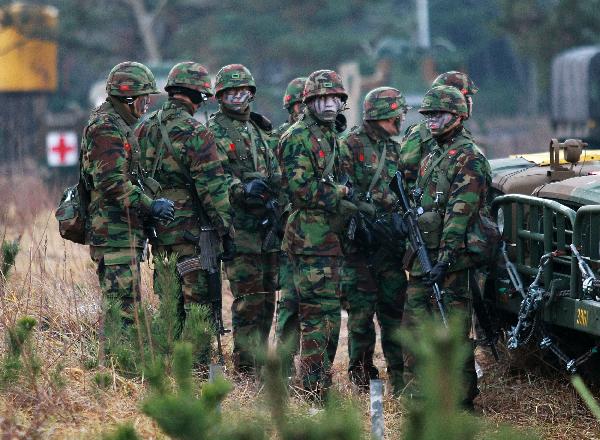 South Korean soldiers attend an exercise during a joint marines landing drill at Mallipo beach in Taean, Chungcheong province of South Korea on Nov. 29. 2010, the second day of South Korea and the United States joint naval drill in tense waters west of the divided Korean Peninsula. [Xinhua]