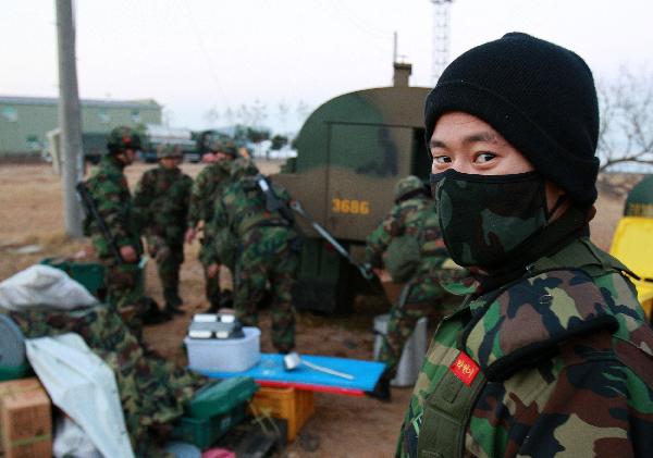 South Korean soldiers attend an exercise during a joint marines landing drill at Mallipo beach in Taean, Chungcheong province of South Korea on Nov. 29. 2010, the second day of South Korea and the United States joint naval drill in tense waters west of the divided Korean Peninsula. [Xinhua]