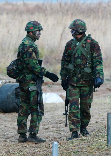 South Korean soldiers attend an exercise during a joint marines landing drill at Mallipo beach in Taean, Chungcheong province of South Korea on Nov. 29. 2010, the second day of South Korea and the United States joint naval drill in tense waters west of the divided Korean Peninsula. [Xinhua]