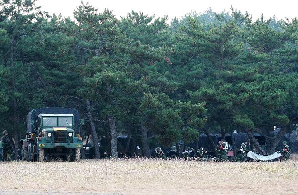 South Korean soldiers attend an exercise during a joint marines landing drill at Mallipo beach in Taean, Chungcheong province of South Korea on Nov. 29. 2010, the second day of South Korea and the United States joint naval drill in tense waters west of the divided Korean Peninsula. [Xinhua]