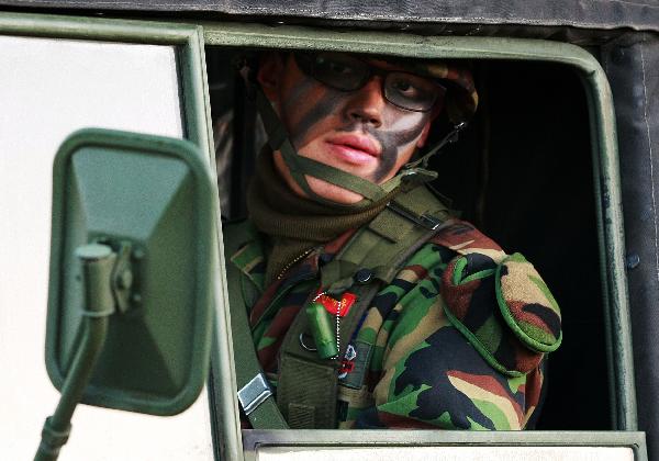 A South Korean marines soldier is seen during a joint marines landing drill at Mallipo beach in Taean, Chungcheong province of South Korea on Nov. 29. 2010, the second day of South Korea and the United States joint naval drill in tense waters west of the divided Korean Peninsula. [Xinhua]