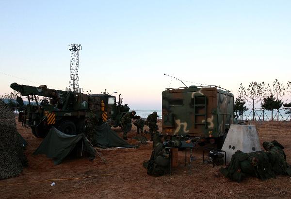 South Korean soldiers attend an exercise during a joint marines landing drill at Mallipo beach in Taean, Chungcheong province of South Korea on Nov. 29. 2010, the second day of South Korea and the United States joint naval drill in tense waters west of the divided Korean Peninsula. [Xinhua]