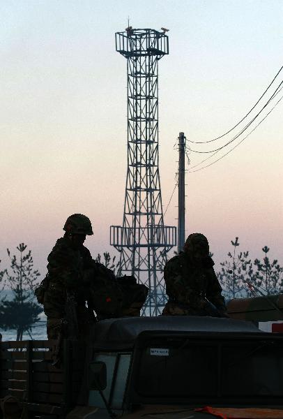 South Korean soldiers attend an exercise during a joint marines landing drill at Mallipo beach in Taean, Chungcheong province of South Korea on Nov. 29. 2010, the second day of South Korea and the United States joint naval drill in tense waters west of the divided Korean Peninsula. [Xinhua]