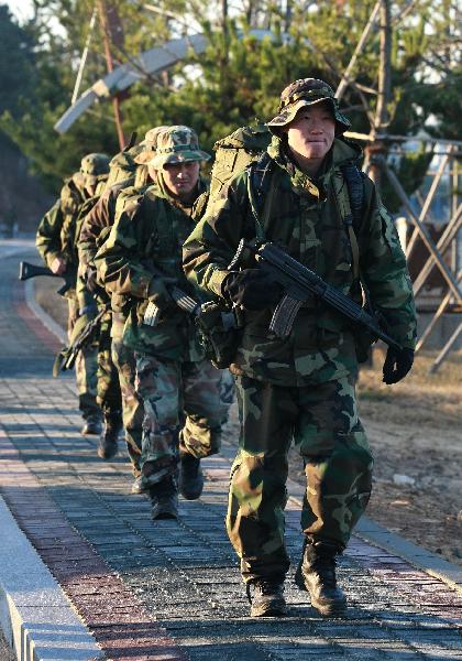 South Korean soldiers attend an exercise during a joint marines landing drill at Mallipo beach in Taean, Chungcheong province of South Korea on Nov. 29. 2010, the second day of South Korea and the United States joint naval drill in tense waters west of the divided Korean Peninsula. [Xinhua]