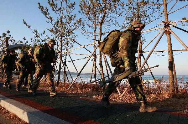 South Korean soldiers attend an exercise during a joint marines landing drill at Mallipo beach in Taean, Chungcheong province of South Korea on Nov. 29. 2010, the second day of South Korea and the United States joint naval drill in tense waters west of the divided Korean Peninsula. [Xinhua]