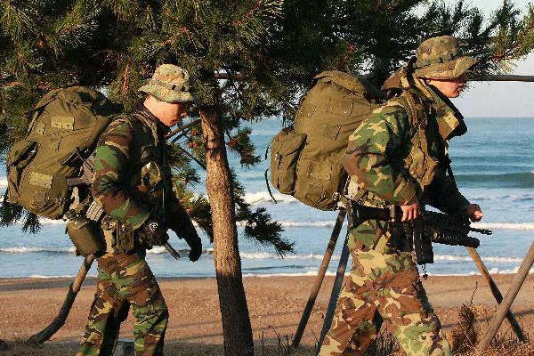 South Korean soldiers attend an exercise during a joint marines landing drill at Mallipo beach in Taean, Chungcheong province of South Korea on Nov. 29. 2010, the second day of South Korea and the United States joint naval drill in tense waters west of the divided Korean Peninsula. [Xinhua]