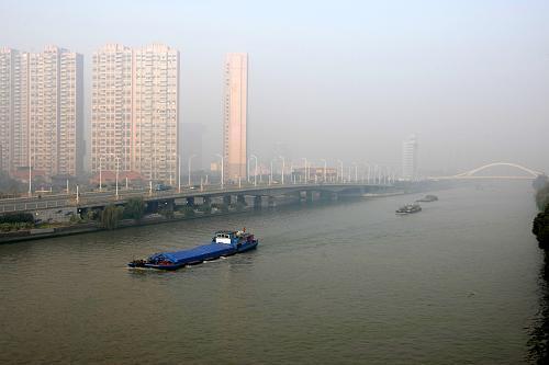Photo taken on Nov. 29, 2010 shows the Beijing-Hangzhou Grand Canal shrouded in smog in Wuxi, east China&apos;s Jiangsu Province. Continuous dry weather led to a smog here on Monday morning. [Xinhua]