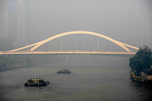 Photo taken on Nov. 29, 2010 shows the Beijing-Hangzhou Grand Canal shrouded in smog in Wuxi, east China&apos;s Jiangsu Province. Continuous dry weather led to a smog here on Monday morning. [Xinhua]