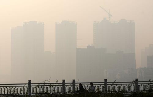 Citizens walk in smog in Wuxi, east China&apos;s Jiangsu Province, Nov. 29, 2010. Continuous dry weather led to a smog here on Monday morning. [Xinhua]