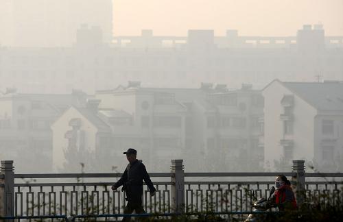 Photo taken on Nov. 29, 2010 shows the Beijing-Hangzhou Grand Canal shrouded in smog in Wuxi, east China&apos;s Jiangsu Province. Continuous dry weather led to a smog here on Monday morning. [Xinhua]